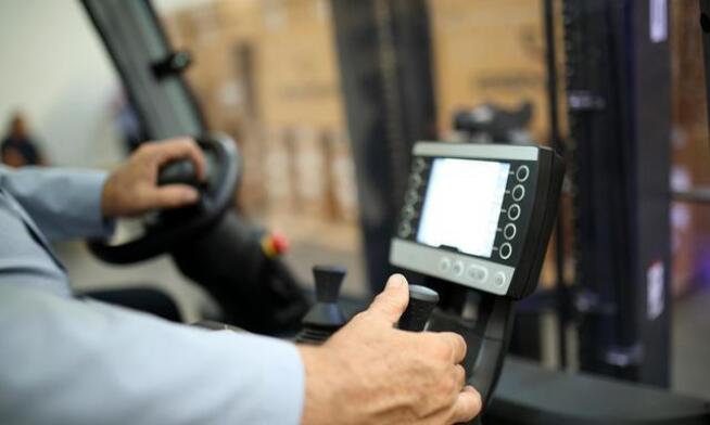 How to choose a good lithium battery for forklifts