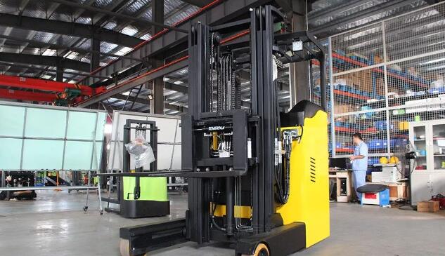 What do you need to know when selecting lithium batteries for electric forklifts?